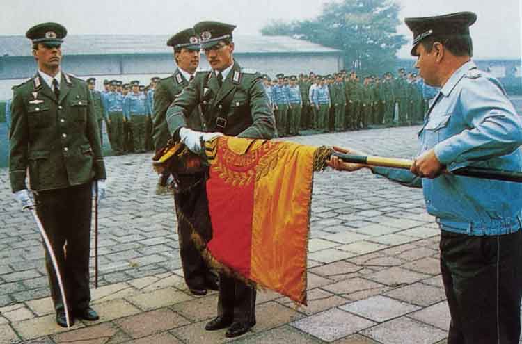 Bendera Jerman Timur digulung Oktober 1990