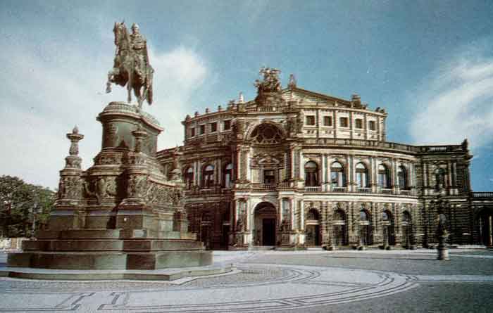 Gedung opera Semper di Dresden