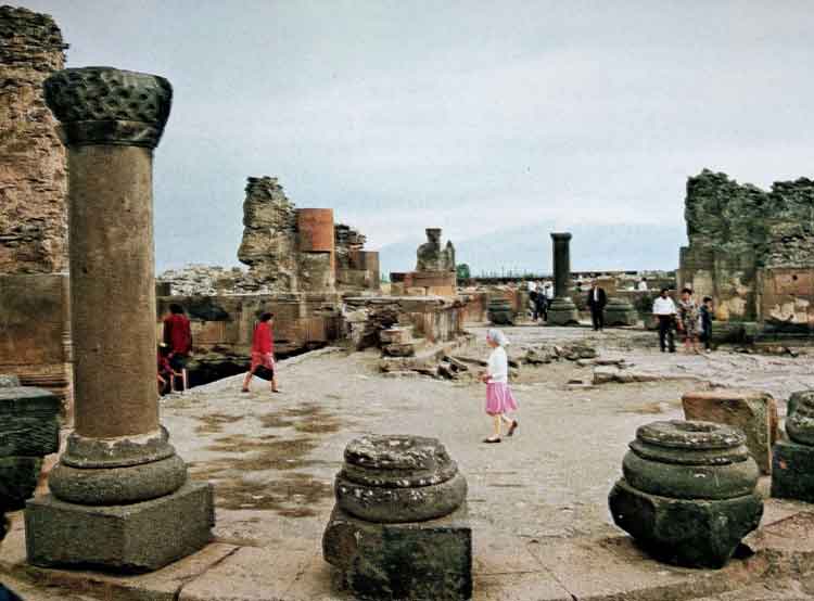 Puing-puing kuno di Echmiadzin pusat budaya Armenia kuno