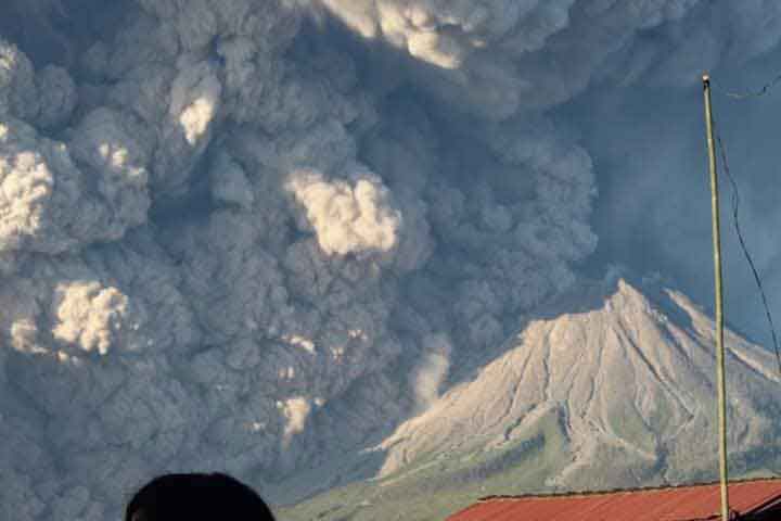 Letusan gunung sinabung jarak dekat