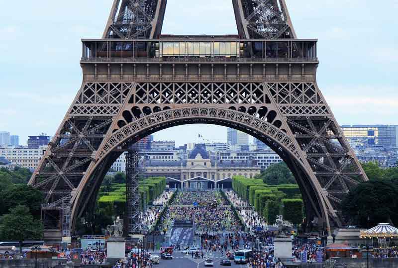 desain kaki Menara Eiffel yang kuat